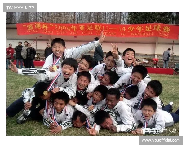 颜骏凌赛前与偶像范德萨互动 海港吉祥物登场点燃场外热情