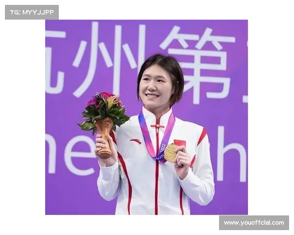 老将叶诗文蛙泳触壁瞬间眼神坚定，三十岁再登领奖台